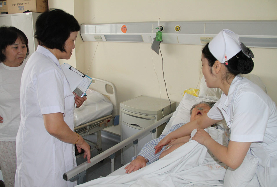 在宣教的过程中，季老师接了3~4个电话，所以宣教一结束，季老师就赶到5楼心内科。18床的刘阿婆已经是89岁高龄，因为冠心病导致肾功能损害严重，出现全身水肿现象，随时有生命危险，家里人想要放弃治疗，季老师赶过来做家属工作。